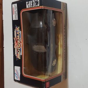 Motormax 1997 corvette  scale 1/24 . New  die cast metal.